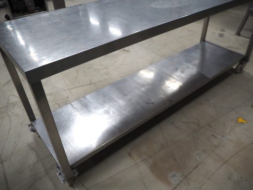 Mesa móvil de acero inoxidable con balda y ruedas