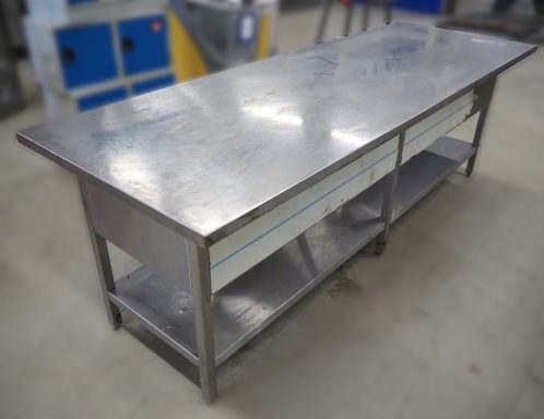 Mesa de acero inoxidable con balda y protector