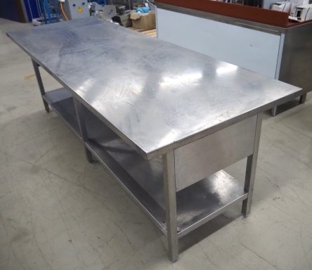 Mesa de acero inoxidable con balda y protector