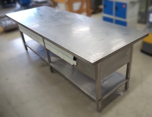 Mesa de acero inoxidable con balda y protector