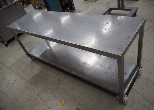 Mesa móvil de acero inoxidable con balda y ruedas